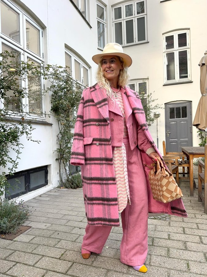 Instagram post by @muggemugge for Lollys Laundry. Caption reads: [...] 
Coat: @crascph 
Knit: @lollyslaundry....