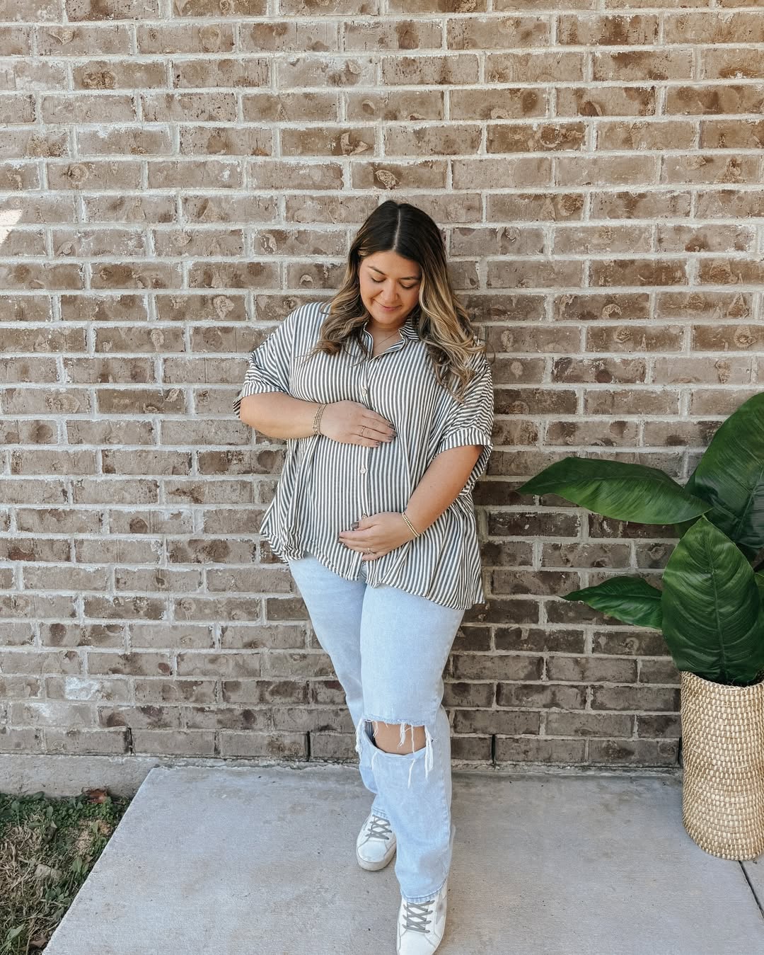 Instagram post by @chelseamhaynes__ for PinkBlush Maternity. Caption reads: 18 WEEKS + the bump is bumpin’🤰🏻✨🤍

Having to....