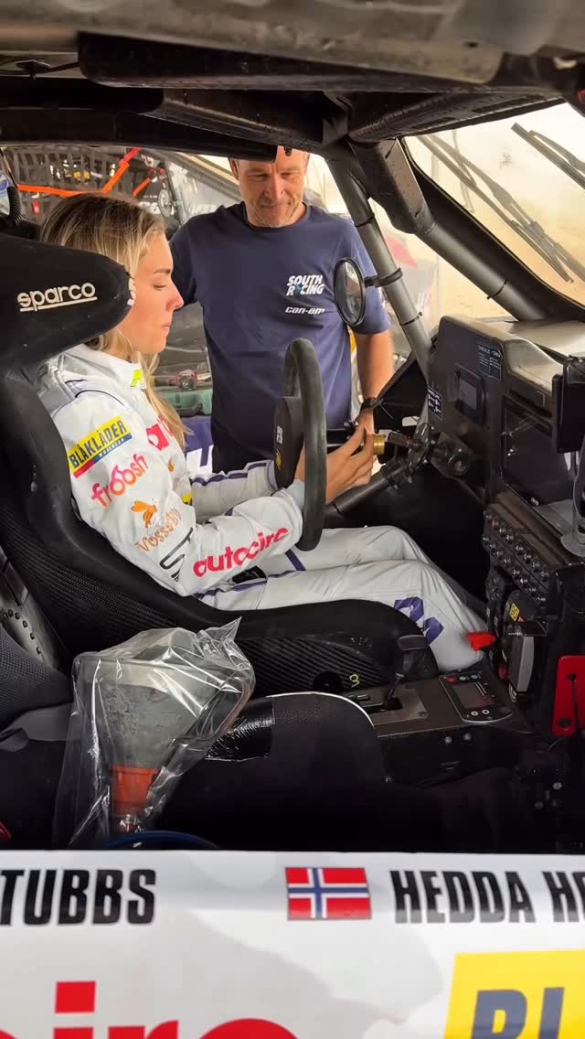 Instagram post by @heddahosaas for Blåkläder. Caption reads: 📍 Touchdown in Spain 

Prepp 👩🏼‍🔧 @blaklader....