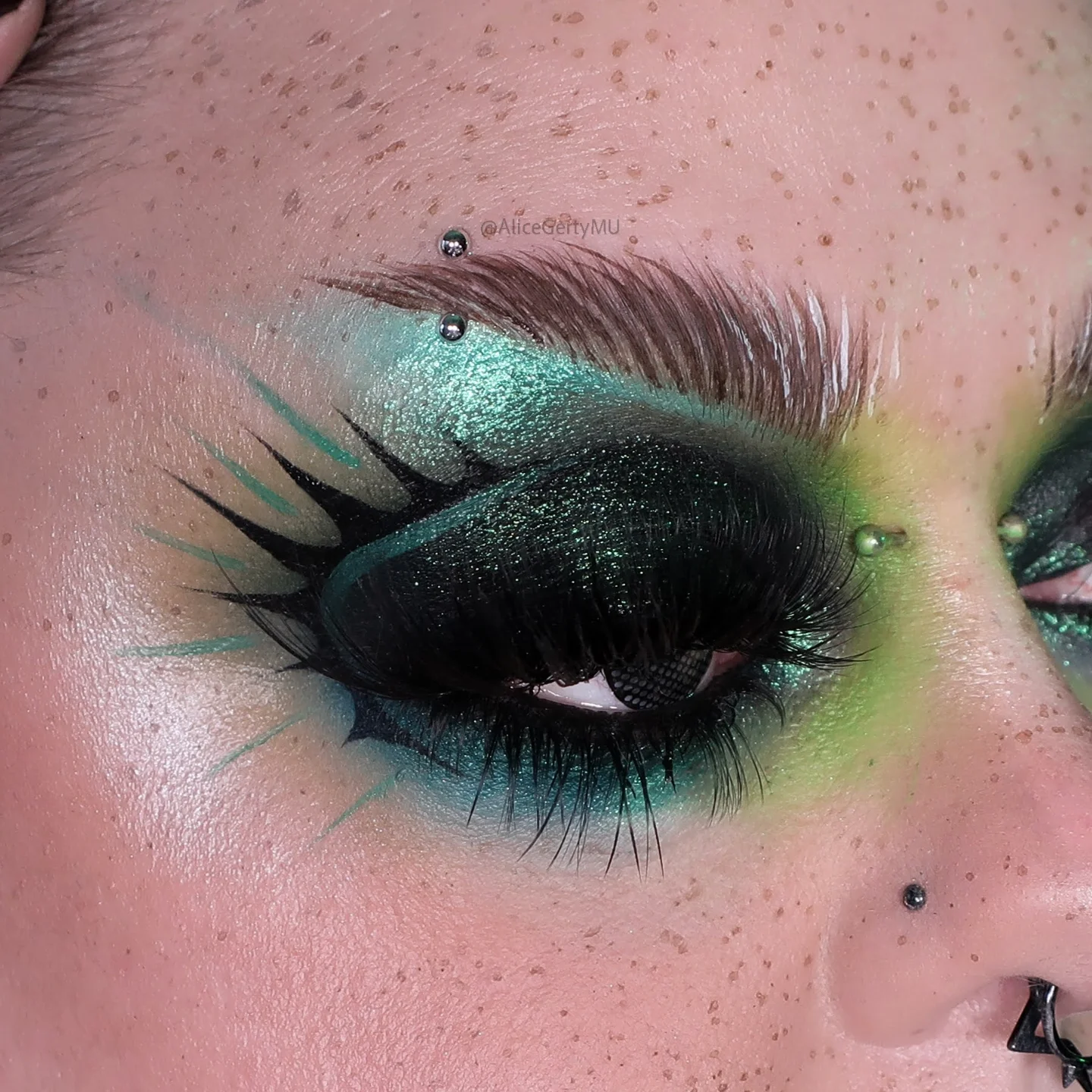 Instagram post by @alicegertymu for Makeup Revolution. Caption reads: [...] Killer Liner: Killer Black⁣ 🐸....