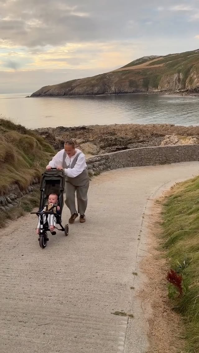 Instagram post by @cottagebytheriver_ for smarTrike. Caption reads: [...] the sunset on the beach in our @smartrike 🥺....
