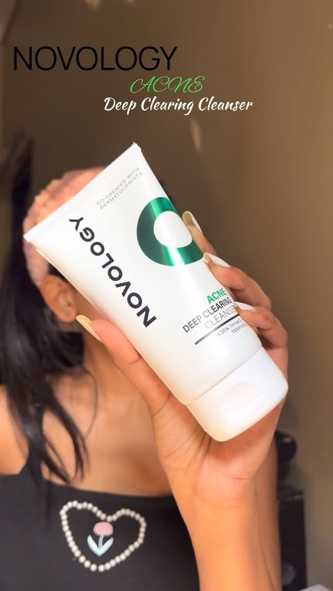 Instagram post by @thatreview.addict for Novology. Caption reads: [...] for the link💚 . . . . . . . . . #Novology....