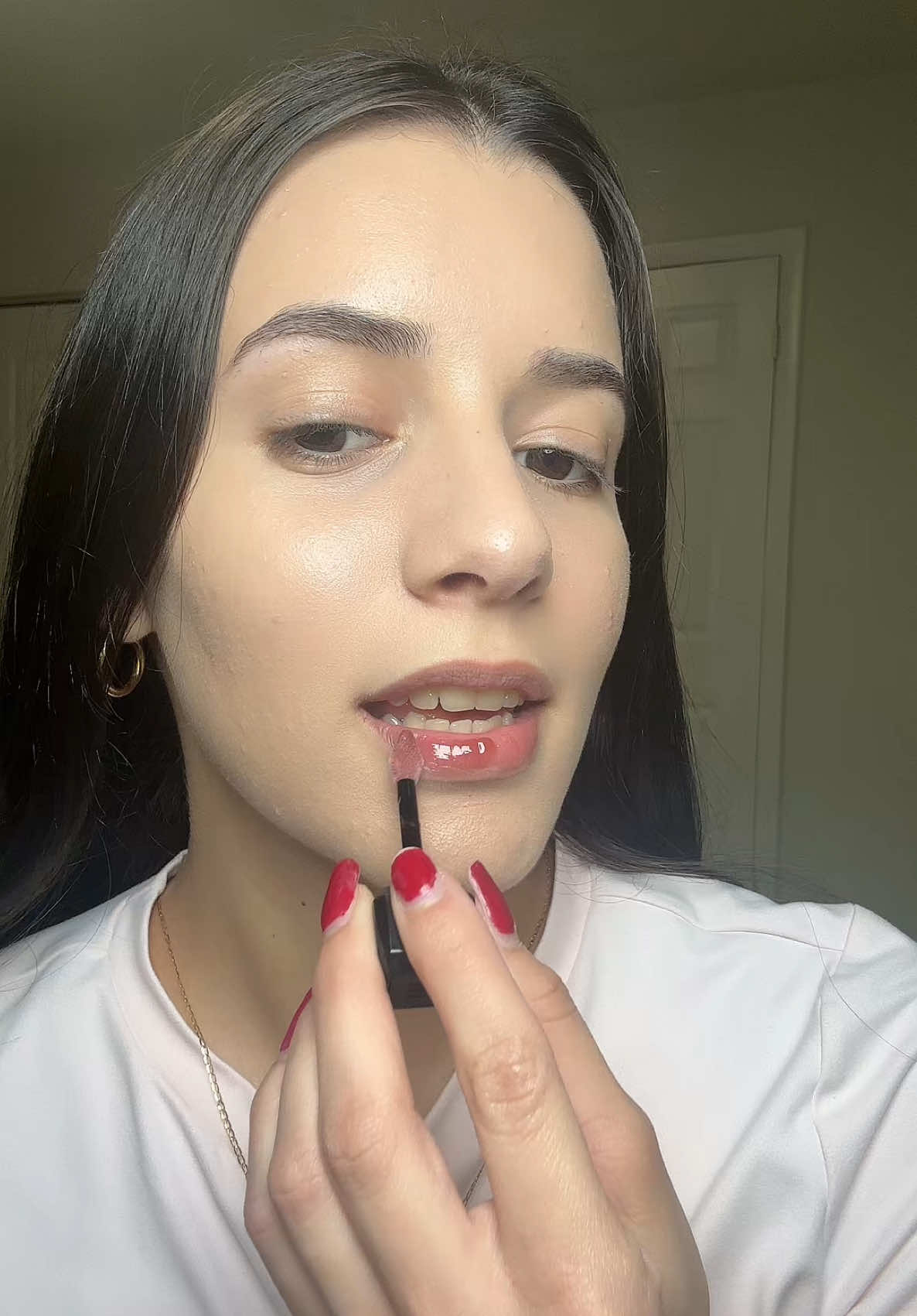 TikTok post by @karolyn_bg for HERA KR. Caption reads: Gloss nude @HERA KR.