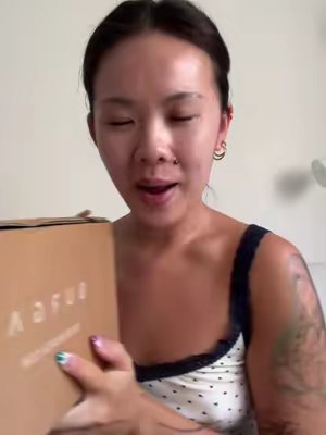 TikTok post by @lisalioz for BURGA. Caption reads: [...] jiji GRACIAS 🧚‍♀️🌸 @BURGA #regalo....