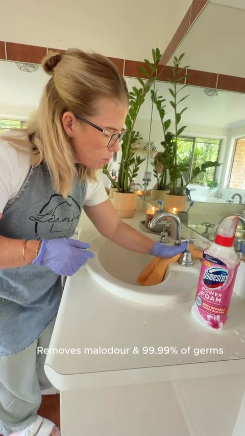 Instagram post by @home.with.leanne for Domestos. Caption reads: [...] to clean… done in seconds.The new....
