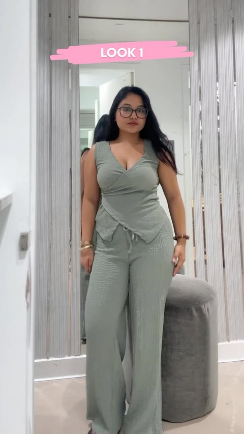 Instagram post by @____duhi____ for Reliance Trends. Caption reads: Freedom Sale is ON! 🛍️✨ Shop ₹2499 → Get ₹1000....