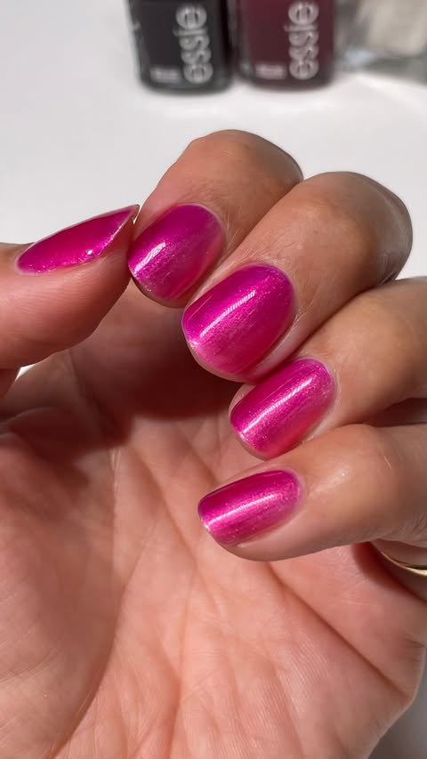 Instagram post by @nailsbymh for essie. Caption reads: [...] colour with a glossy glow using gel by....