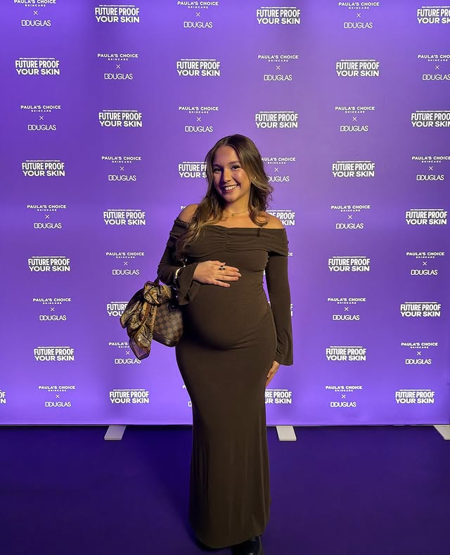Instagram post by @isiktas.zehra for DOUGLAS. Caption reads: [...] is the fit 🤰🏽💜 @paulaschoicede x....