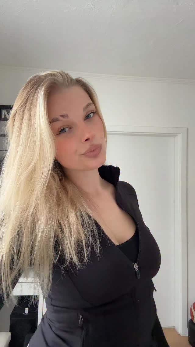 Instagram post by @av4.marie for Smilodox. Caption reads: @smilodox 🤍 Code MVRIE for 10% off :)

.
.
.
#fit....