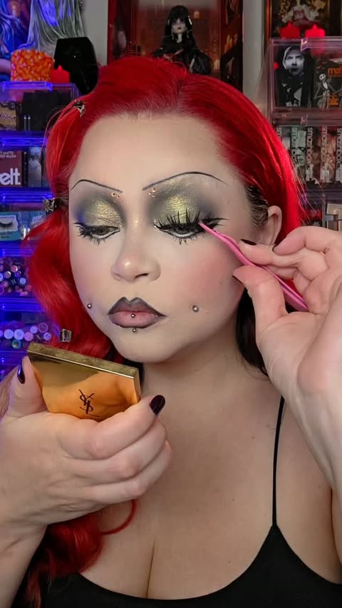 Instagram post by @sydneynicoleaddams for Morphe. Caption reads: [...] in Scene Snatcher* and Gems* 🌙....