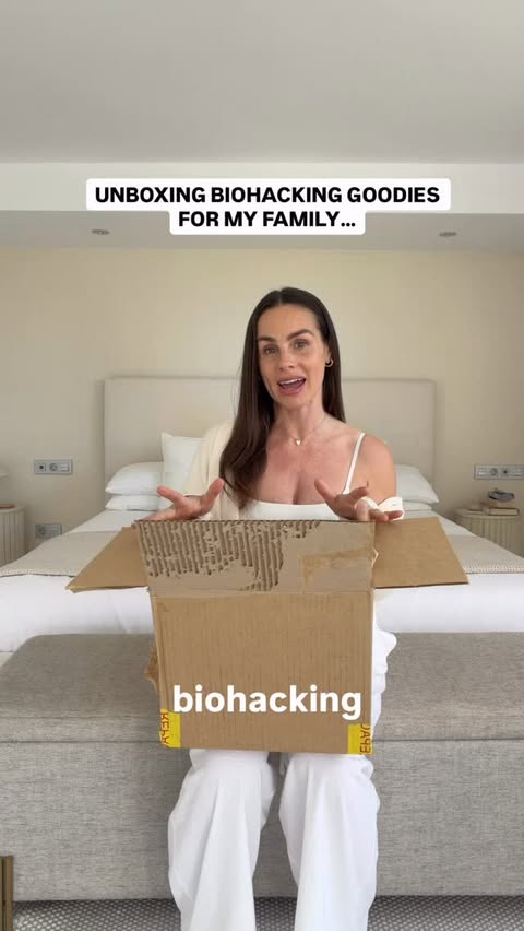 Instagram post by @georgianafizz for BON CHARGE. Caption reads: Comment BONCHARGE to be sent a link to your DMs....