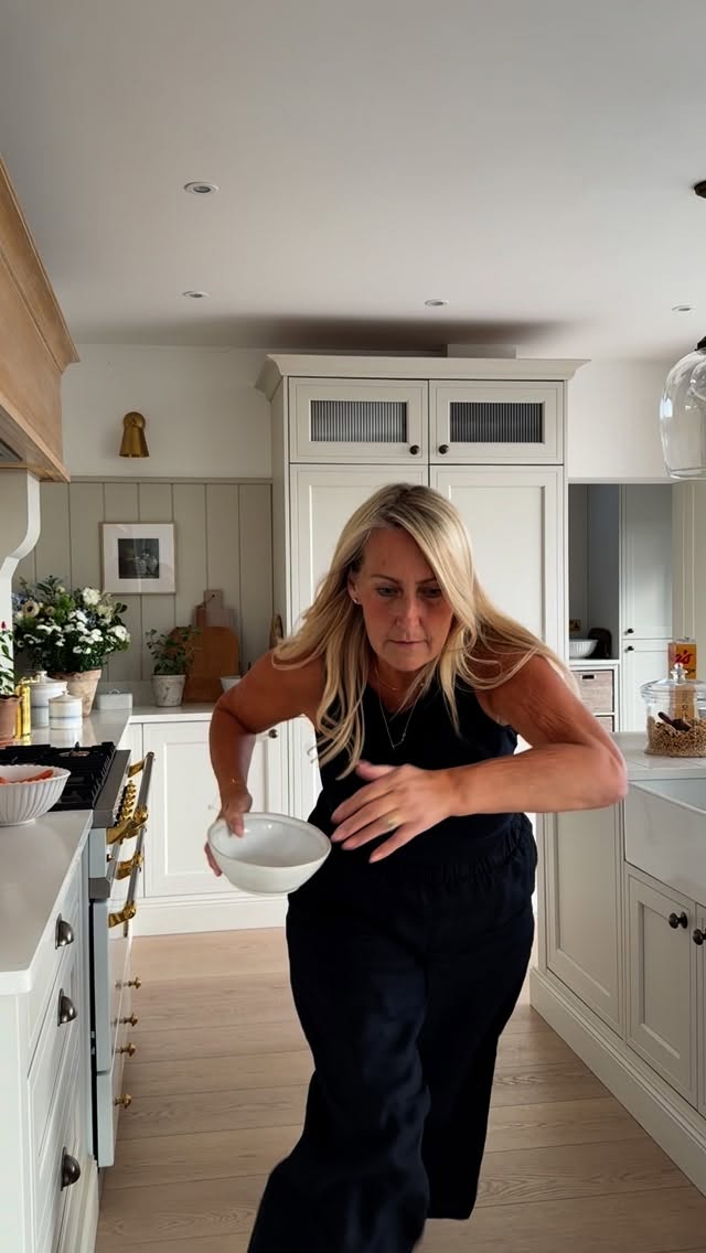 Instagram post by @the_hollies_1 for Ultenic. Caption reads: [...] It went everywhere 😂
Luckily my Ultenic U20....