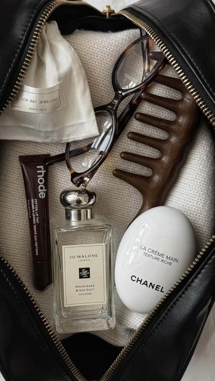 Instagram post by @lummaaziz for THATSSOFETCH.COM.AU. Caption reads: Pr Unboxing 💕
@alphahskincare 
@keepthatpump....