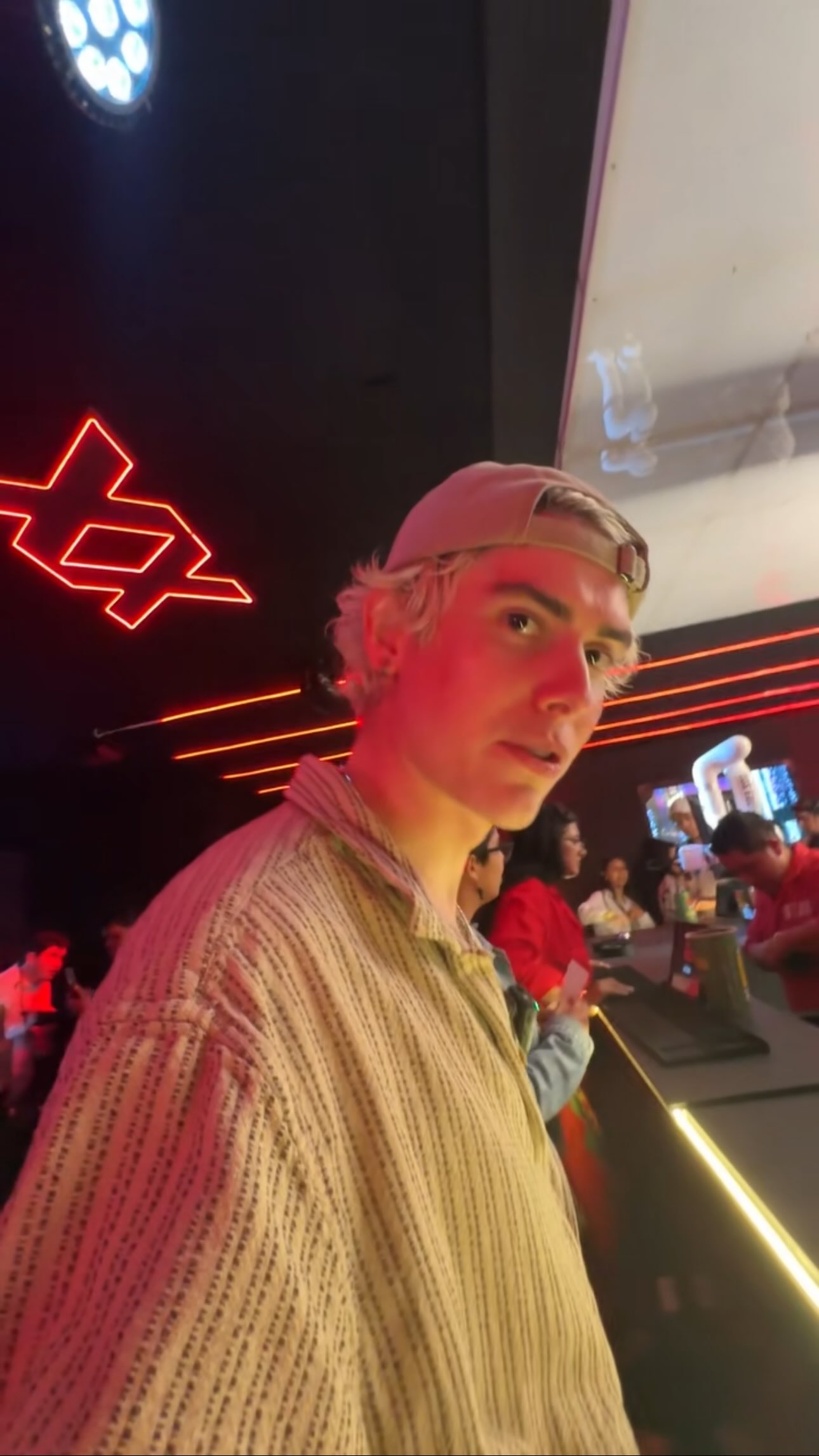 Instagram post by @rodezel for Dos Equis. Caption reads: VISITÉ UN BAR CON ROBOTS 

#CCXPMX25 @dosequismx....