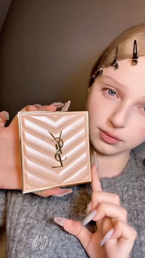 Instagram post by @vailnessi for hince. Caption reads: glitter smoky look 🖤✨

products used:

- flower....