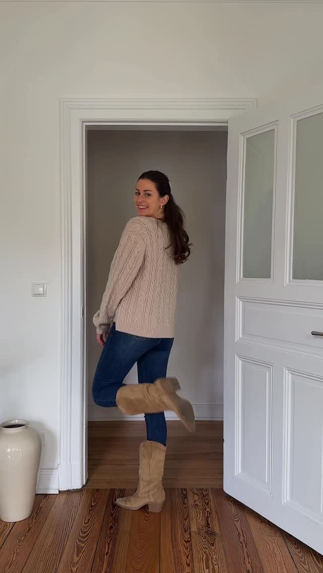 Instagram post by @carlottaleaa for SASSYCLASSY. Caption reads: skinny jeans are back? 😱

outfit @sassyclassy get....