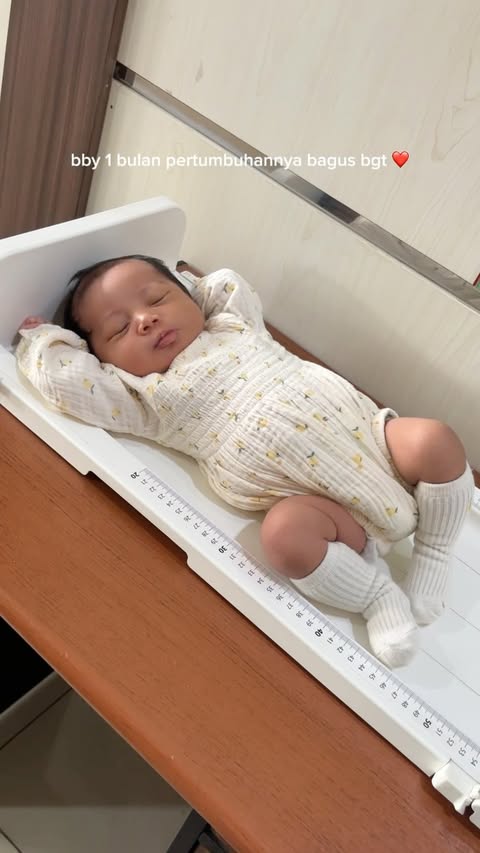 Instagram post by @galuhe_ for Mom Uung. Caption reads: camilannya Busui 👀😍 @momuung.id....