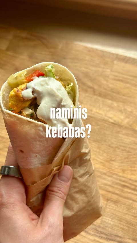 Instagram post by @spalvotasmaistas for MAXIMA LT. Caption reads: Maistingas kebabas namuose? Artėjančio savaitgalio....