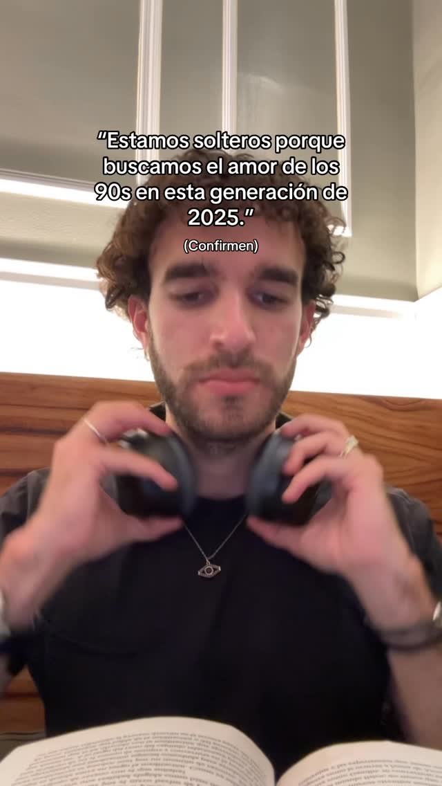 Instagram post by @paolo_aponte for SOUNDPEATS. Caption reads: CHILLING con mis @soundpeats.latam 🎧....