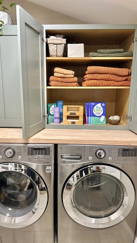 Instagram post by @vegan for Tru Earth. Caption reads: [...] up with plastic jugs! 👋🏽🌎🧺 These....