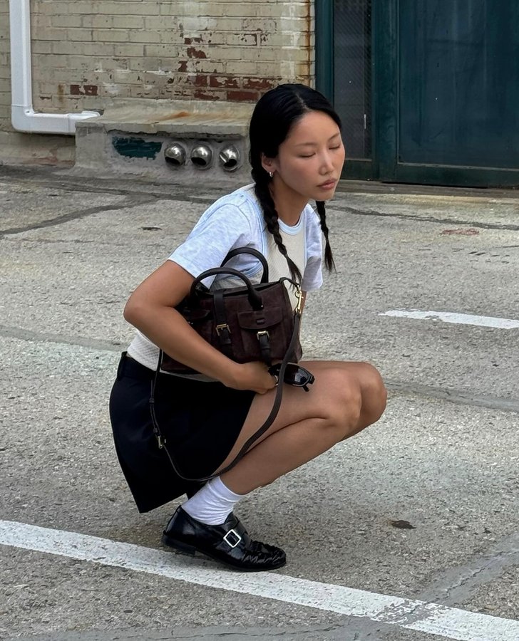 Instagram post by @__kindacool for Mulberry. Caption reads: bring it BAG @mulberryengland 🤎🍅 #광고 돌아온....