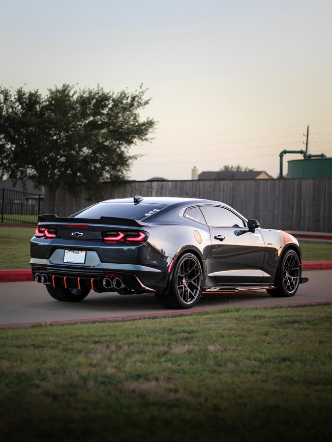 Instagram post by @shadow._.maro for Kustom Interior. Caption reads: Looking good.  305s in the rear and 285s in the....