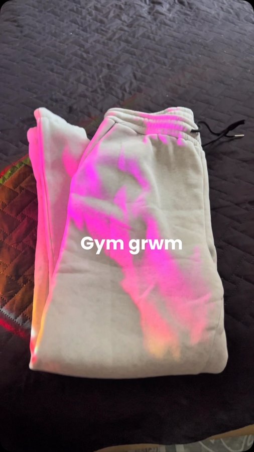 Instagram post by @patito.an for SOUNDPEATS. Caption reads: amo mis audífonos ahhh 🫂💗.