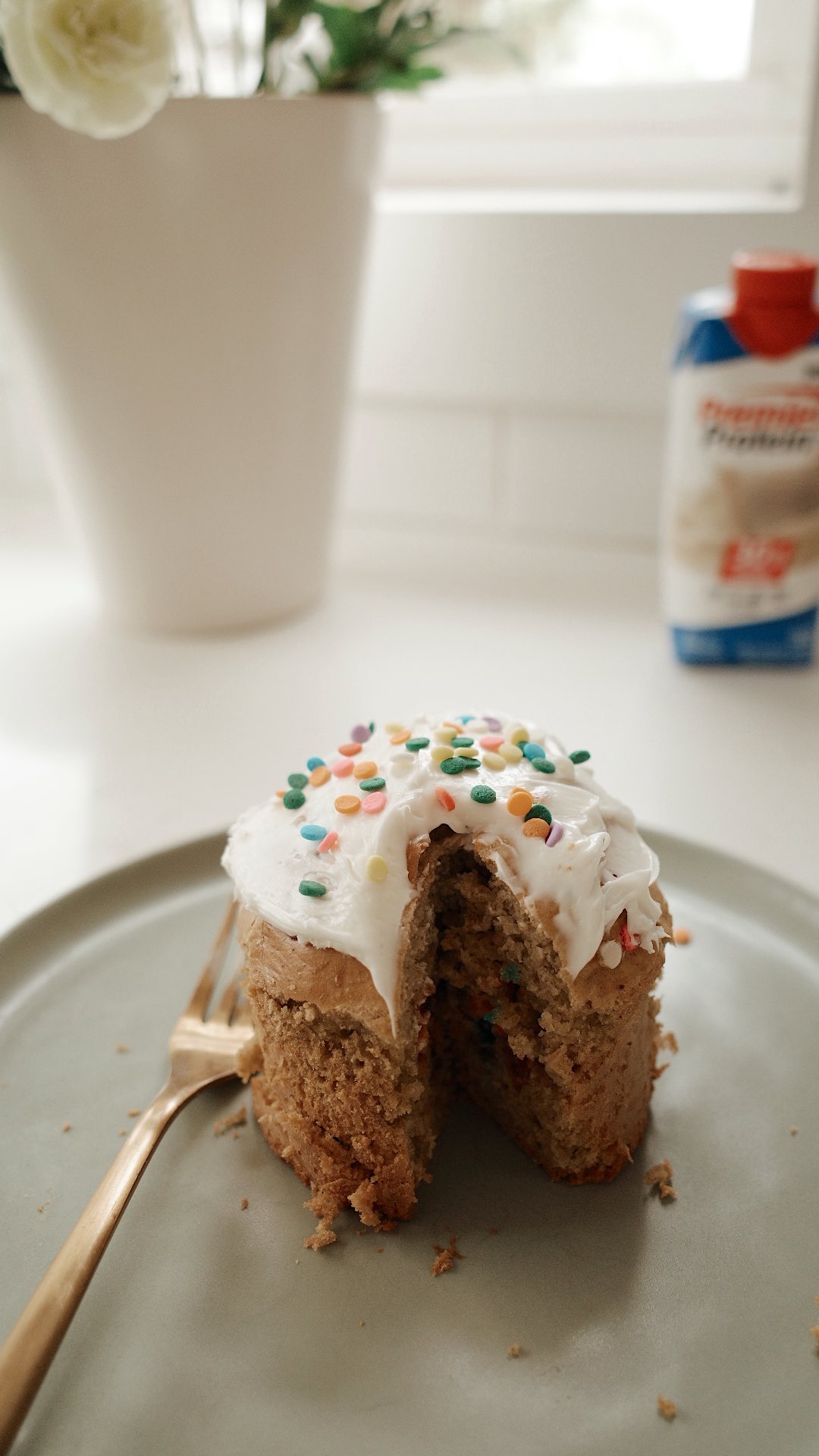 Instagram post by @laus_healthy_life for Premier Protein. Caption reads: #AD #PremierPSA Cake Batter Baked Oats (with....