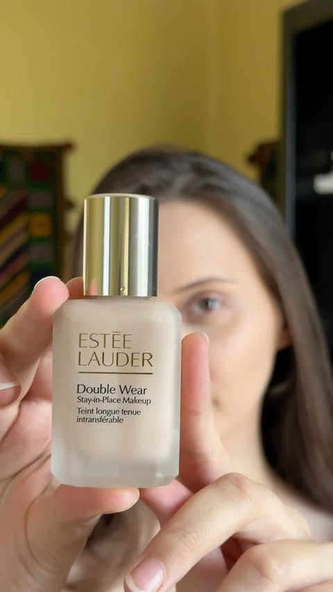 Instagram post by @magdacreates_ugc for Estée Lauder Argentina. Caption reads: A breathable, natural-matte foundation that stays....