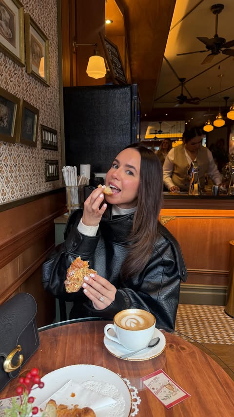 Instagram post by @victoriacasalino for Dazzle Dry. Caption reads: [...] manicure! ✨

•
•

#nails #nailvlog....