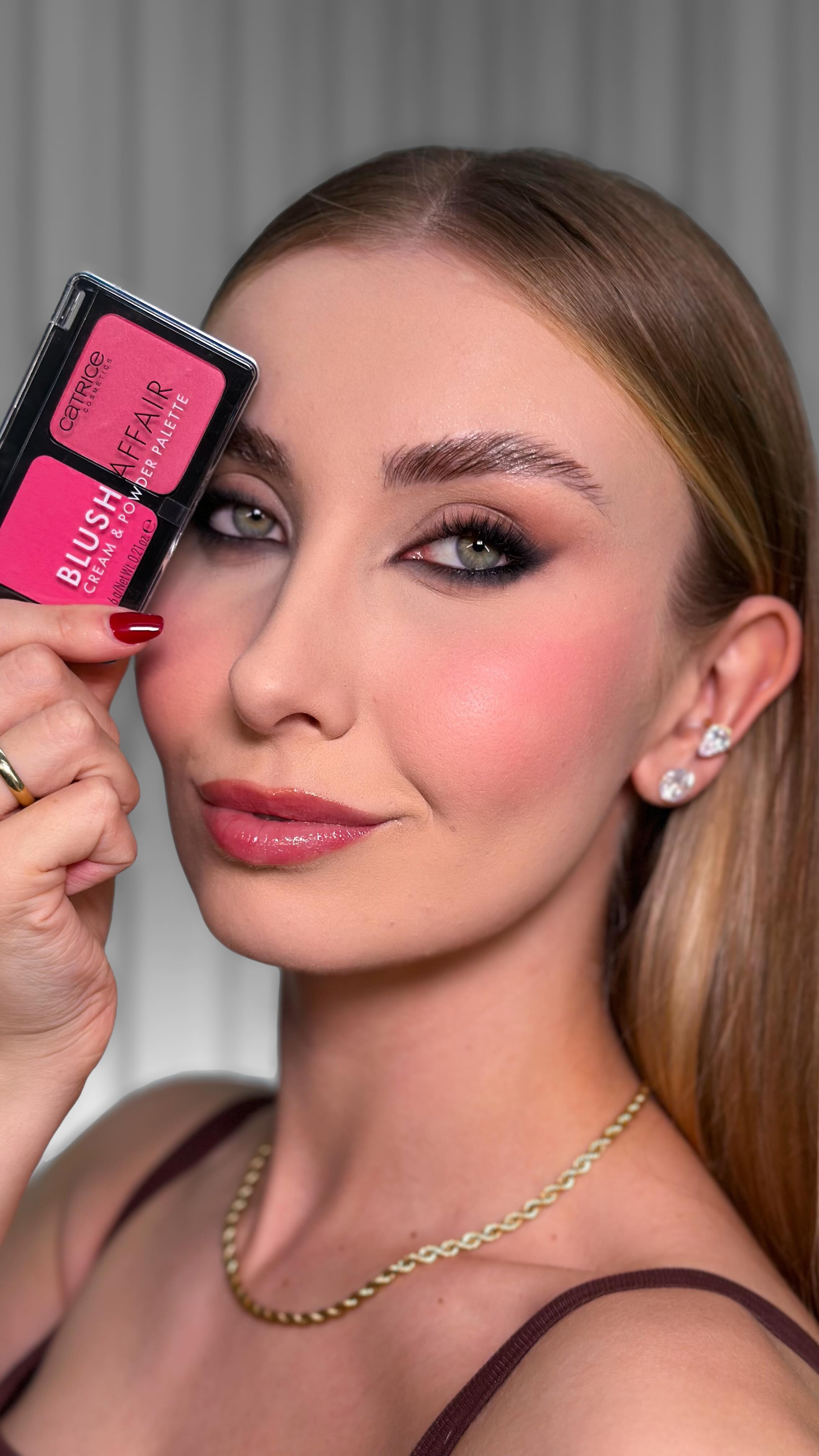 Instagram post by @bysamaraduarte for CATRICE Cosmetics. Caption reads: Blush cremoso depois do blush em pó? 

Essa é uma....