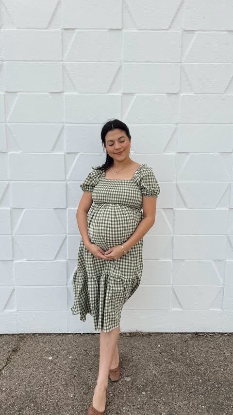 Instagram post by @elizabethmarievilla for PinkBlush Maternity. Caption reads: [...] during pregnancy & thanks to....