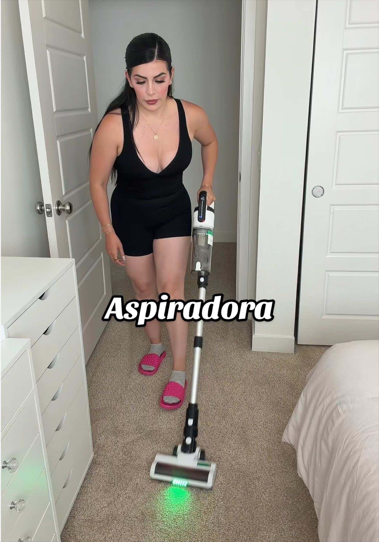 TikTok post by @danyanoemi for Homeika. Caption reads: @Homeika US ✨ #aspiradora #vacuum [...].