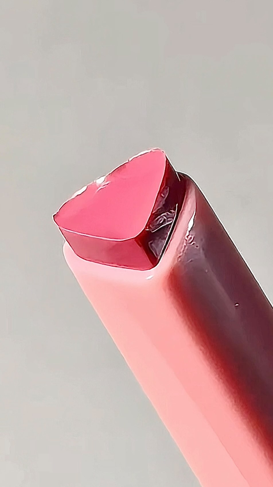 Instagram post by @aestheleticcc for Kaja Beauty. Caption reads: Pop some glitter & Enjoy glossy pouts with....