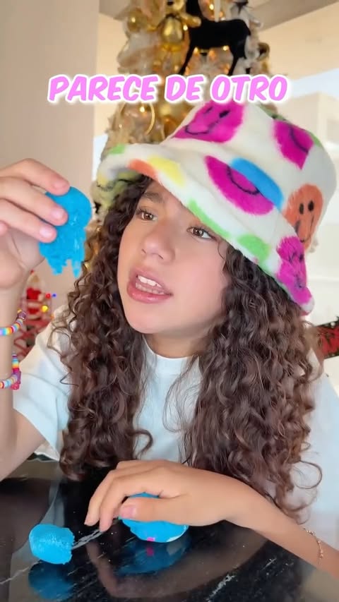 Instagram post by @soy.lorettaa for Spin Master. Caption reads: LA MAGIA DE LA NAVIDAD !!🎄😱
#CoolMaker....