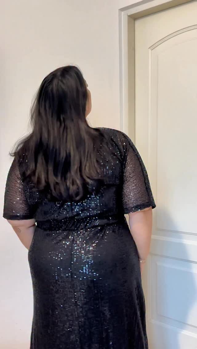 Instagram post by @agnessf1 for Ulla Popken. Caption reads: 🍸 Total black per le feste 🍸

Se volete restare....