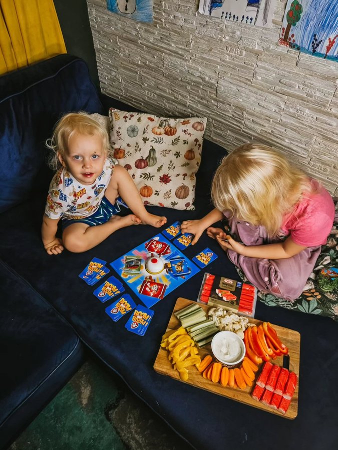 Instagram post by @janemerela for VIČI Eesti. Caption reads: Snäki-lauamänguõhtu nunnudega powered by Viči ehk....