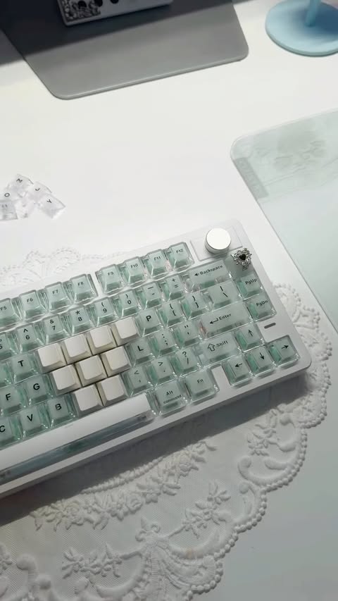 Instagram post by @liyuelatte for Epomaker. Caption reads: [...] this such a precious keyboard [ad] the....