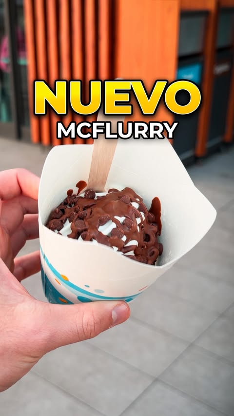 Instagram post by @munchydos for Chocolates Nestlé. Caption reads: [...] extrafino literal🍫 @mcdonalds_es....