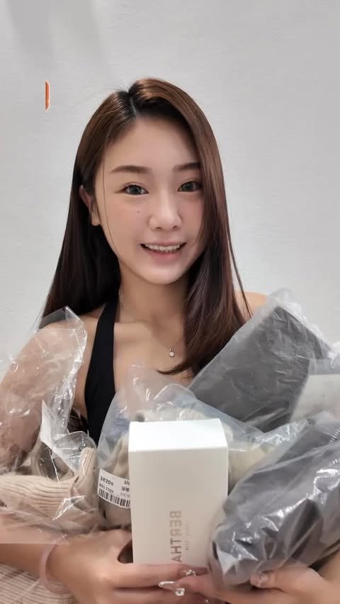 Instagram post by @yo_nicole for Wise. Caption reads: Taobao 开箱来咯～ 这次用 Wise 付，汇率好、没隐藏费用，付款还超顺。 买起来真的更安心....