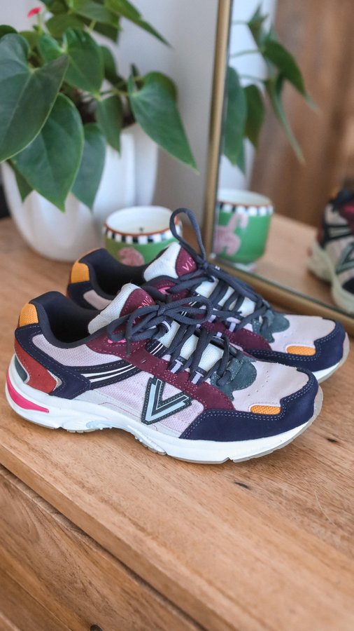 Instagram post by @shaylaquinn for Vionic Shoes. Caption reads: #walking isn’t just part of my #dailyroutine it’s....