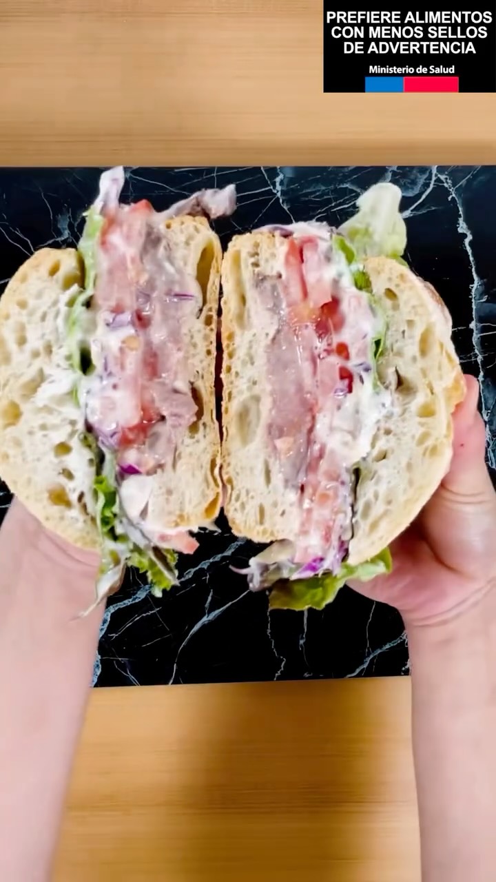 Instagram post by @soycienciaycocina for Hellmann's. Caption reads: La cremosidad no solo es deliciosa… también es....