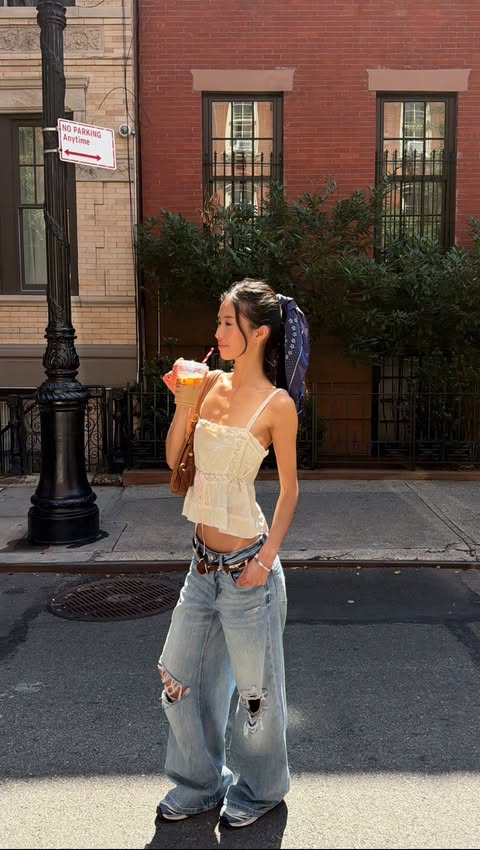 Instagram post by @yuna.lee for American Eagle. Caption reads: [...] low rise jeans kind of girl 👖<3....