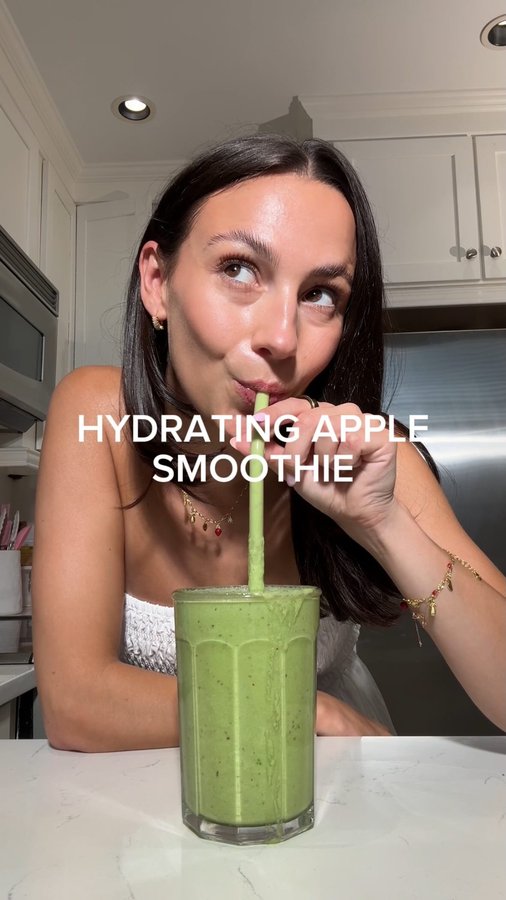 Instagram post by @dietitiancass for Yes Apples. Caption reads: I’ve partnered with @yesapples to bring you this....