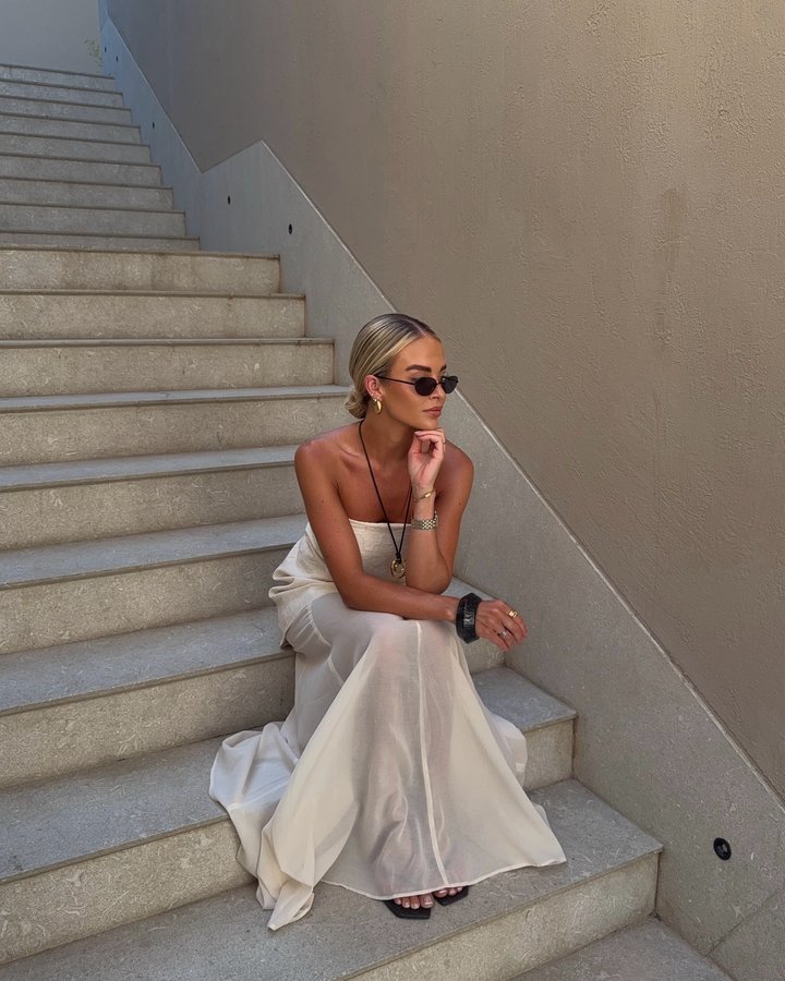 Instagram post by an influencer for River Island. Caption reads: [...] is this dress from @riverisland new studio....