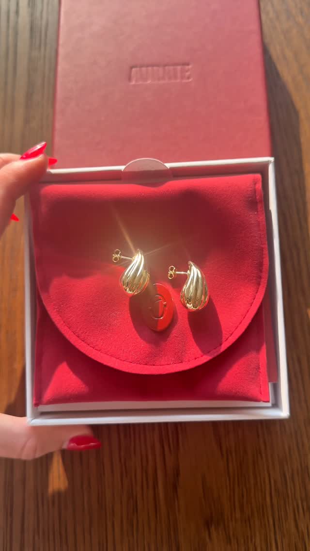 Instagram post by @rafaelasa_ for Aurate New York. Caption reads: [...] the Fluted Teardrop Earrings by....