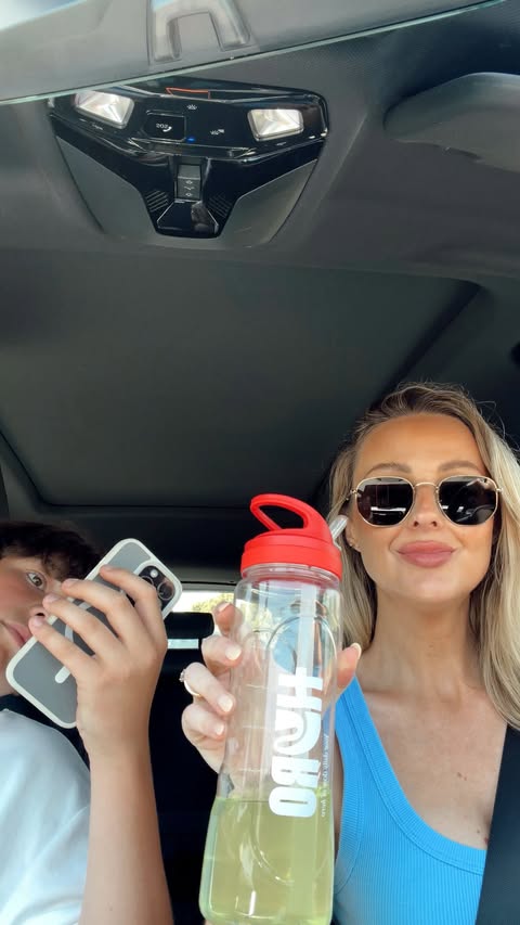 Instagram post by @rachel_de_oliveira for Hyro. Caption reads: [...] 👏🏼 So happy to have discovered @drinkhyro....