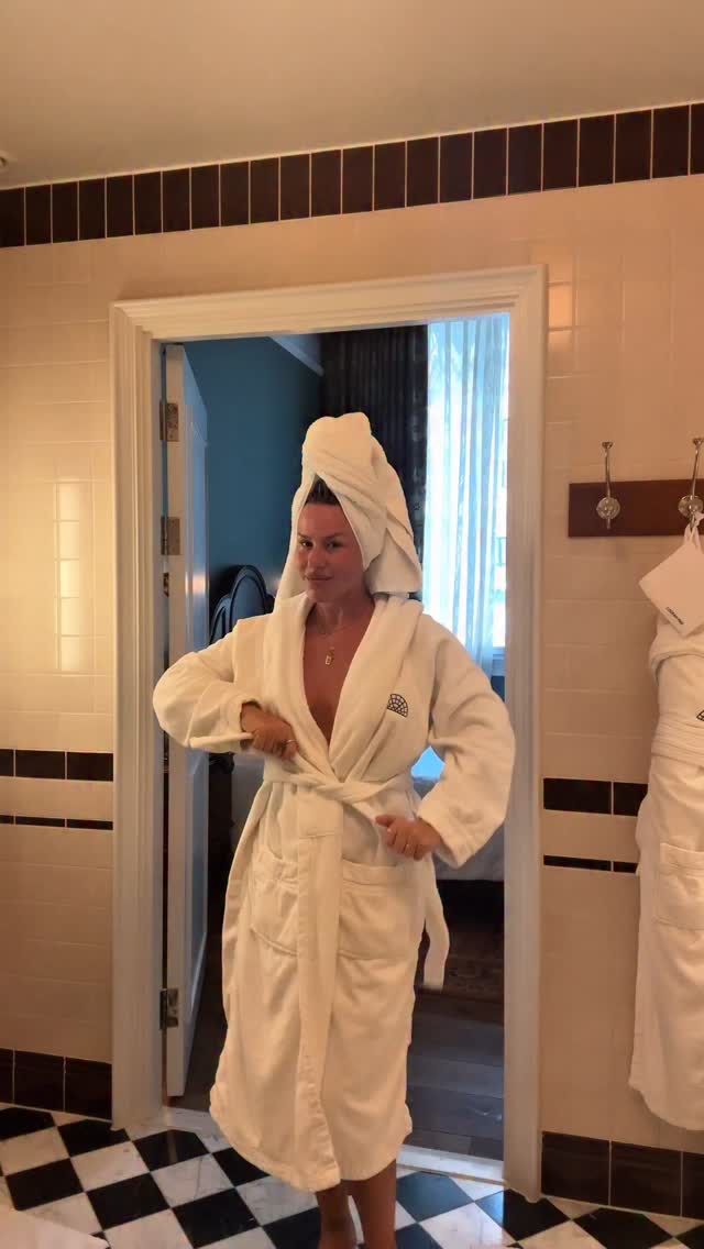 Instagram post by @emelinaah for Boody. Caption reads: It’s important to date yourself sometimes 🥹🫶🏼 a....