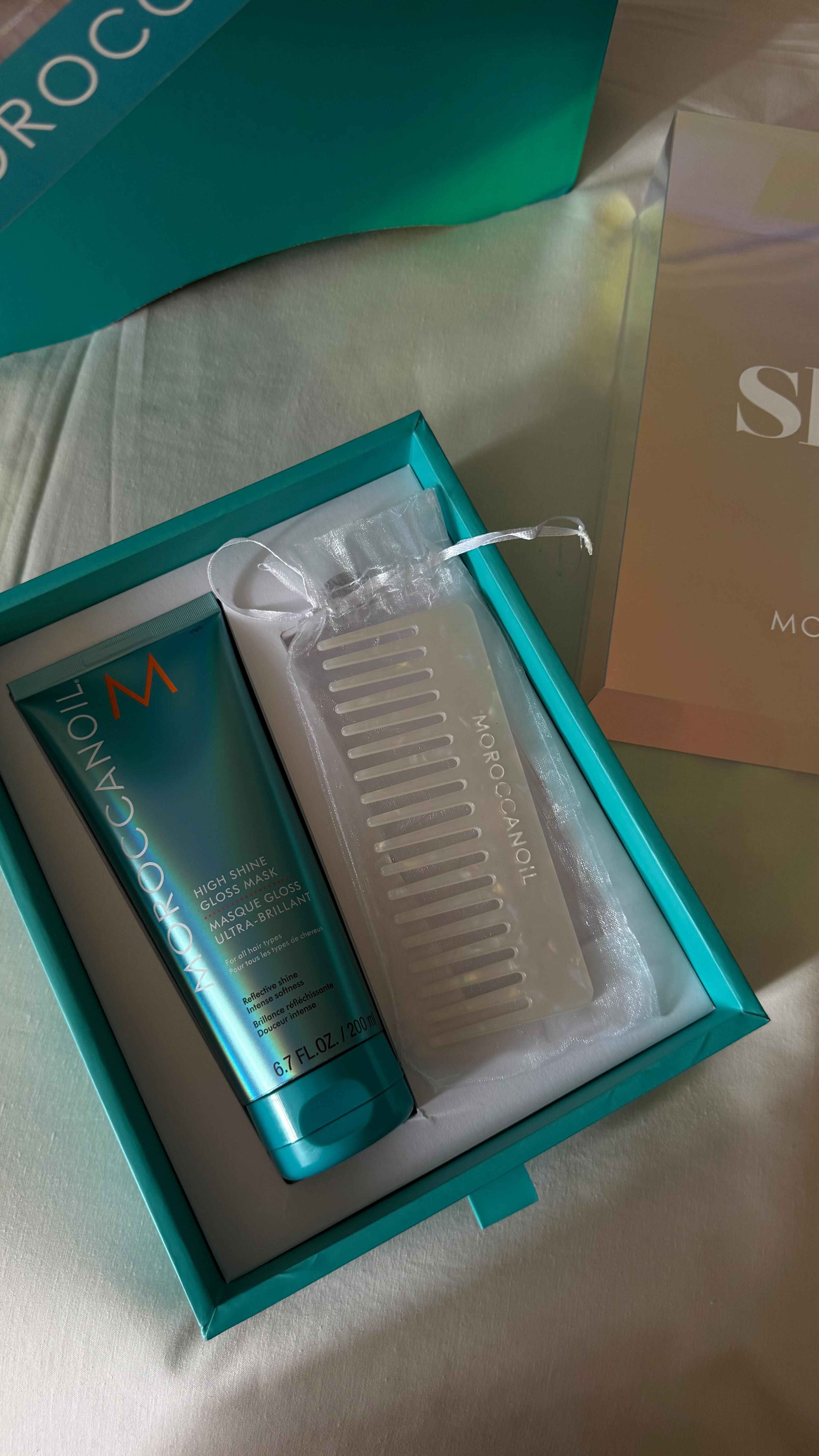 Instagram post by @dspiliak for Moroccanoil. Caption reads: Say YES to shine ✨

Μαλλιά που λάμπουν σαν να....