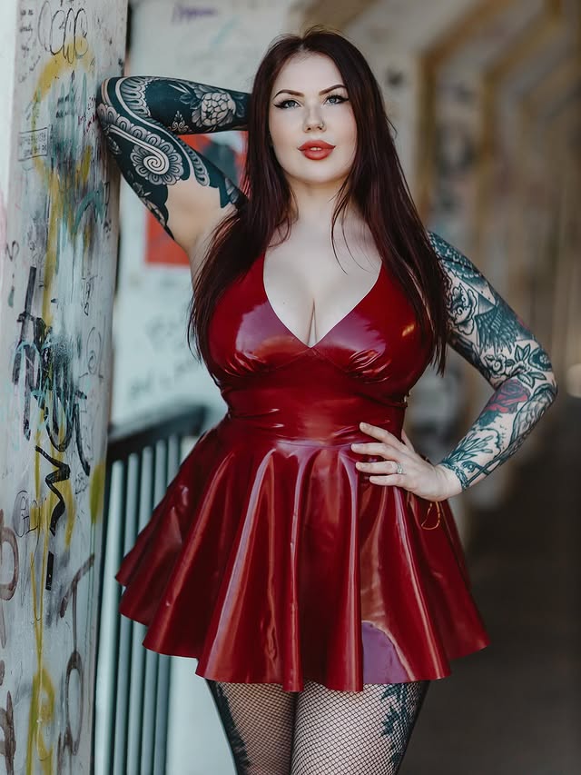 Instagram post by @ivyrosescarlett for Honour Clothing. Caption reads: [...] 💟 Photo @reflectif_imagery Wearing....